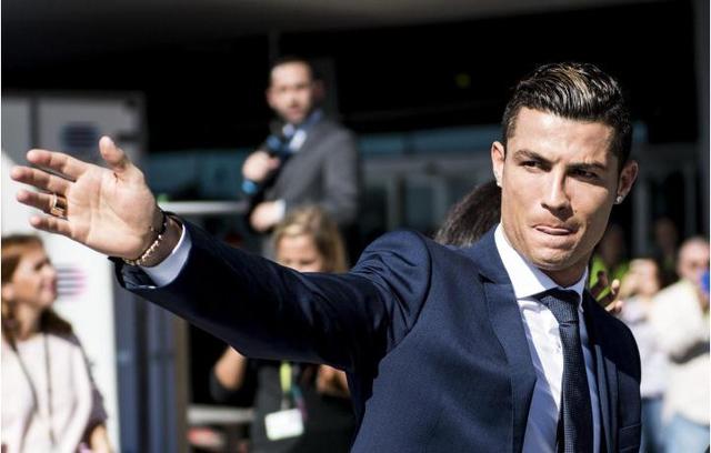 曼联追逐塞梅尼奥：加纳前锋是否准备好迈出下一步？（曼联有意塞梅尼奥：加纳前锋是否已准备迈向更高台阶？）