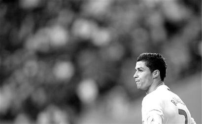 TA：勒沃库森的防守坚如磐石，曼城两侧防线存在巨大漏洞（TA：勒沃库森后防固如金汤，曼城两翼防线漏洞百出）