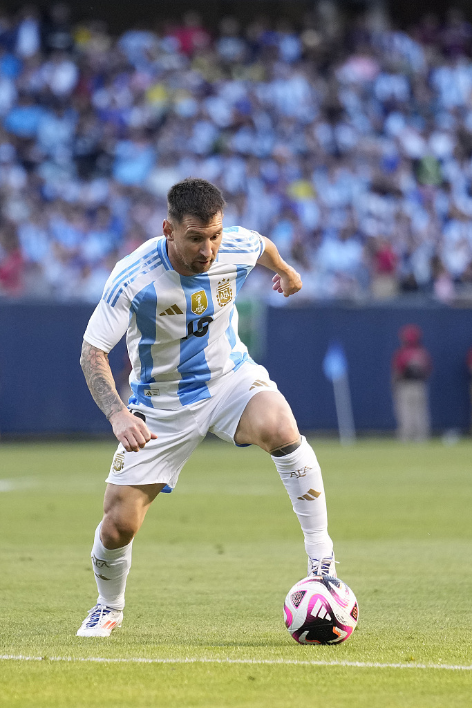 德天空：那不勒斯想签弗赖堡中场曼赞比顶替受伤的德布劳内（德媒：那不勒斯有意引进弗赖堡中场曼赞比，以填补德布劳内伤缺）