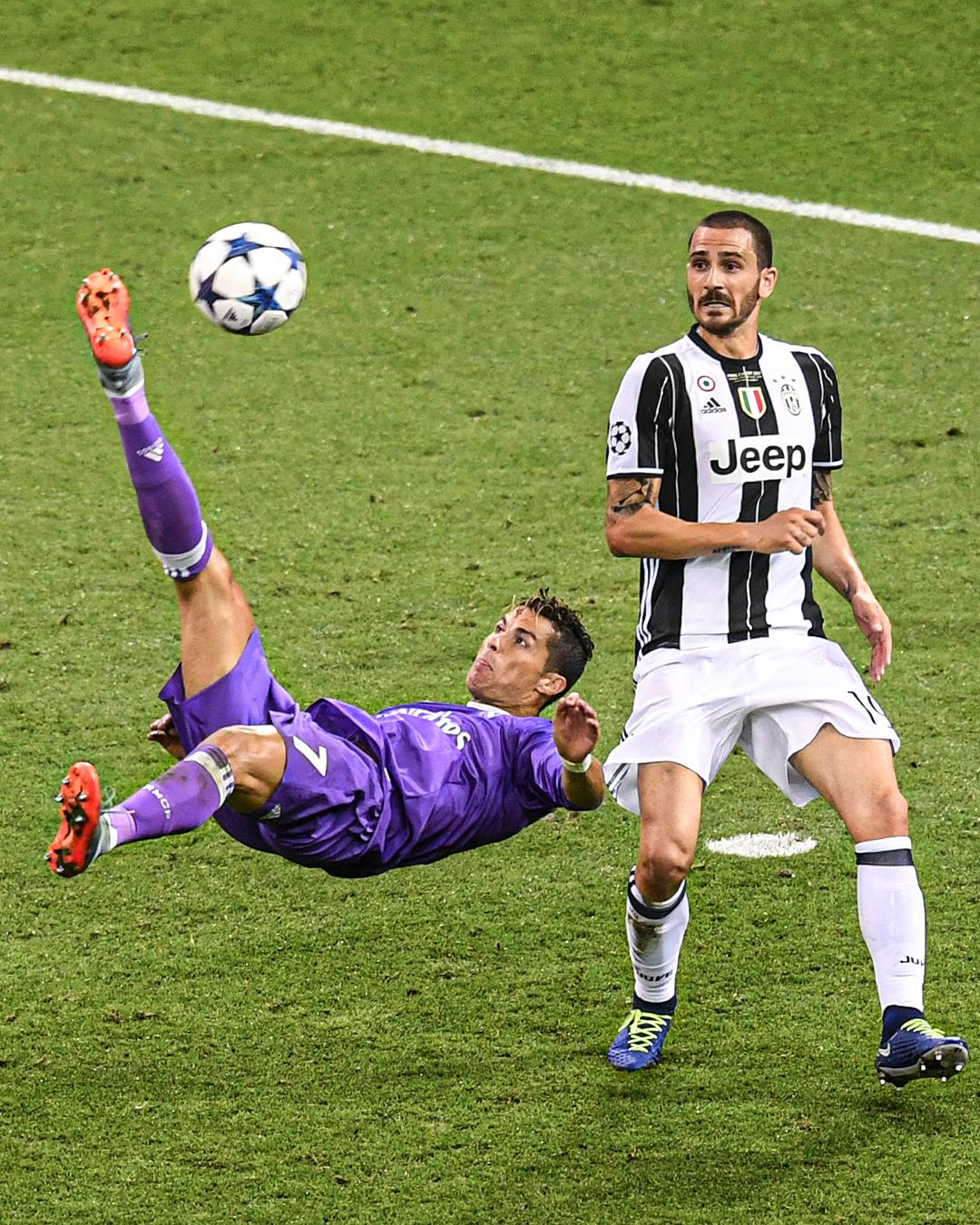 卡斯尔成马刺队史第三位在21岁以下得到30+10+5的球员（21岁前砍下30+10+5，卡斯尔成马刺史上第三人）