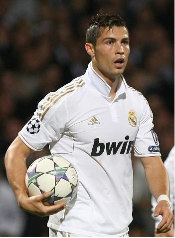 明年海港真不一定拿冠！毕竟连续4年拿第一很少 重要是申花没亚冠（海港明年未必赢冠：四连冠罕见，更关键申花无亚冠压力）