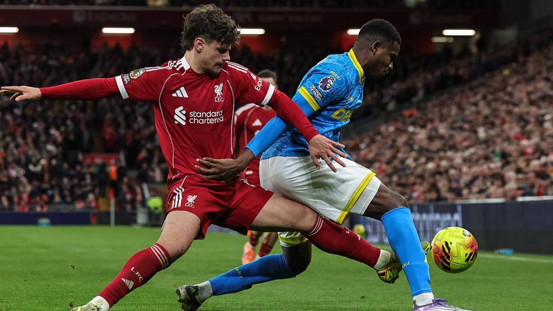 TA：曼联有B费1年选择续约条款，沙特、欧洲一些俱乐部关注他（英媒：曼联握有B费一年续约选项，沙特及多家欧洲俱乐部关注）