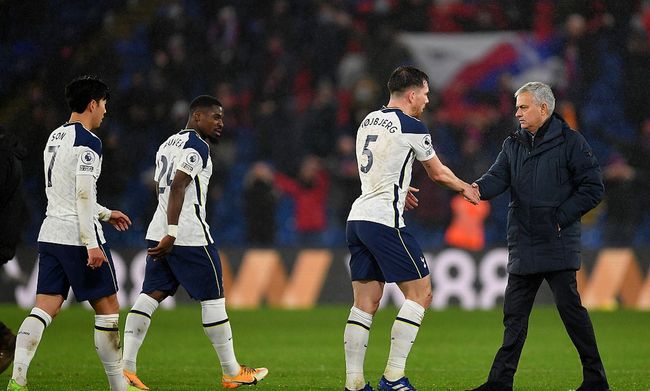 现场观赛，弗洛伦蒂诺和齐达内出席在伯纳乌举行的NFL海外赛（弗洛伦蒂诺与齐达内现身伯纳乌 观战NFL海外赛）