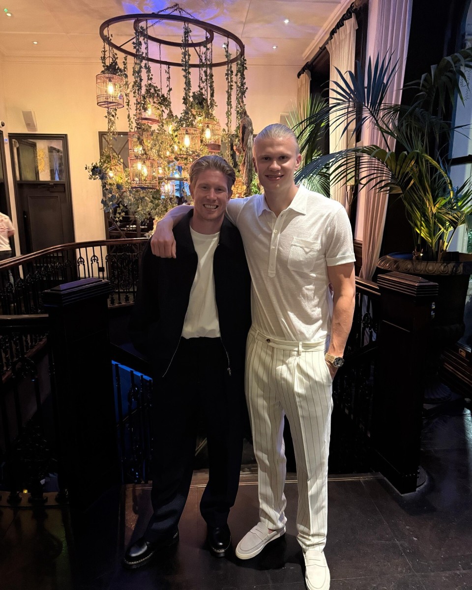 拜仁积极追求梅努，欲将其打造成欧冠核心，但曼联与意甲球队争夺，形势激烈。（拜仁力追梅努，欲塑欧冠核心，曼联与多支意甲球队竞逐，争夺白热化）