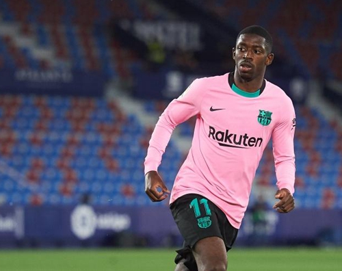 意甲球员在第12轮比赛中涂上红色面彩，向针对女性的暴力说不（意甲第12轮：球员以红色面彩发声，拒绝针对女性的暴力）